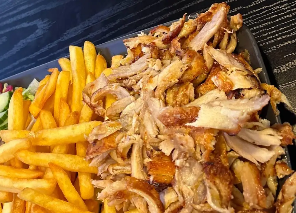 Kipschotel met friet en salade