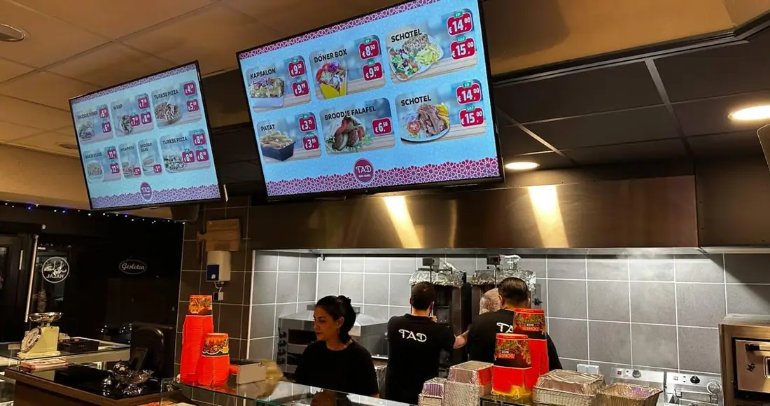 De toonbank met de spitten en het team van TAD